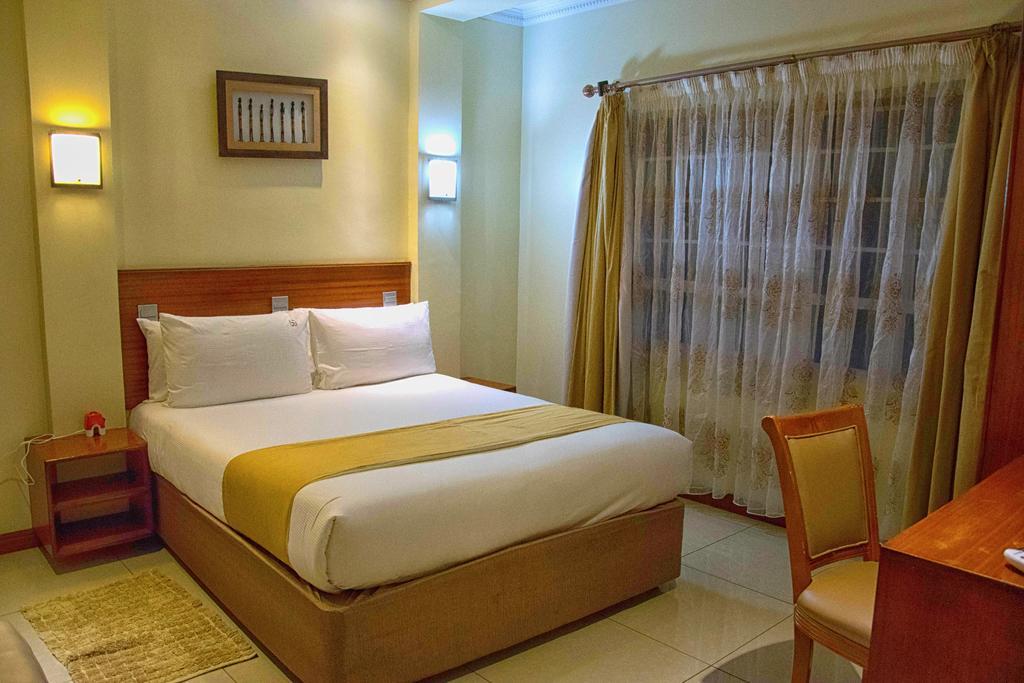 Brownie'S Guesthouse Lake Elementaita ภายนอก รูปภาพ