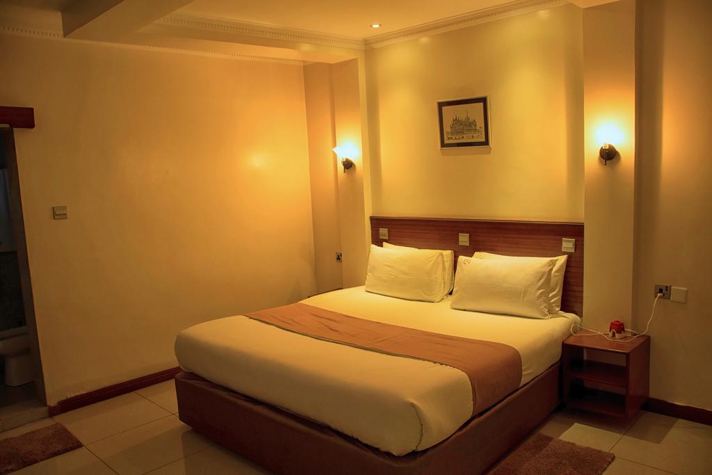 Brownie'S Guesthouse Lake Elementaita ภายนอก รูปภาพ