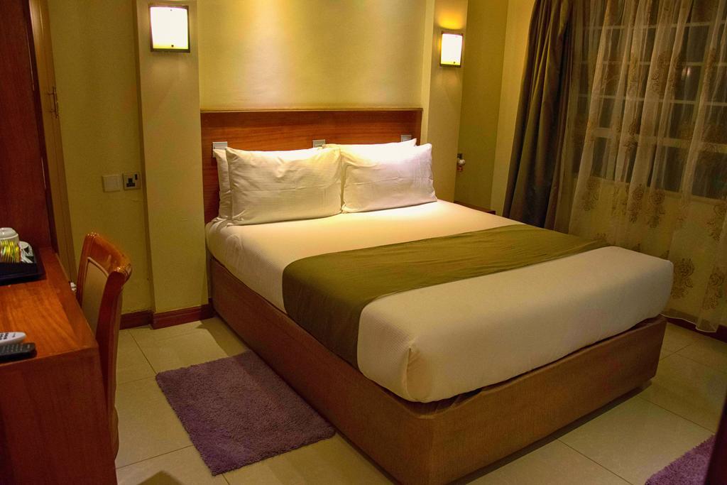 Brownie'S Guesthouse Lake Elementaita ภายนอก รูปภาพ